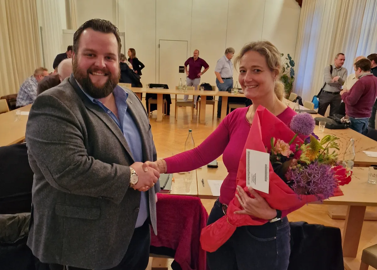 Alexandra Pfister übergibt das Präsidium der SVP Bezirk Uster an Rico Vontobel. Alexandra Pfister übergibt das Präsidium der SVP Bezirk Uster an Rico Vontobel. Sie schütteln sich die Hände.